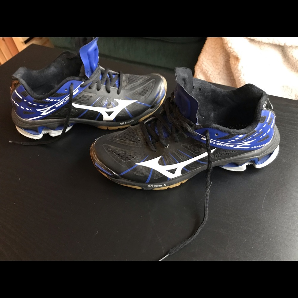 Woman’s mizuno volleyball shoes